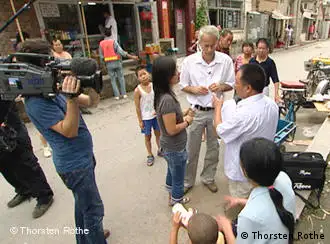 德国电视台记者在北京一个所谓的”上访村“里采访