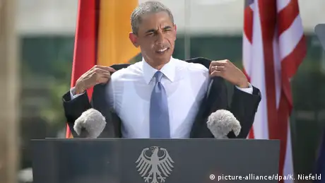Barack Obama zieht sich während seiner Rede vor dem Brandenburger Tor in Berlin sein Sakko aus. (Foto: picture-alliance/dpa/K. Niefeld)