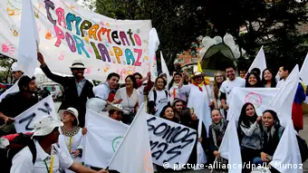 Das Friedensabkommen mit den FARC wird Kolumbien weiter beschäftigen – auch als Wahlkampfthema bei den anstehenden Kommunalwahlen. Hier demonstrieren Menschen in Bogotá für das Friedensabkommen (Archivbild).