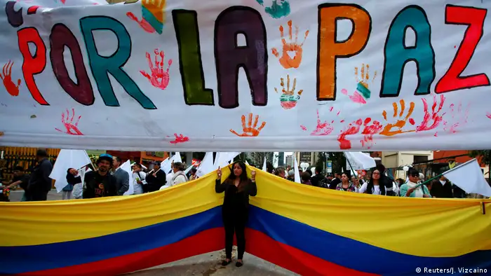 El Gobierno colombiano y la guerrilla de las FARC firmarán hoy el nuevo acuerdo de paz, negociado tras el rechazo del primero en un referéndum, para que sea sometido a votación en el Congreso la próxima semana. (24.11.2016)