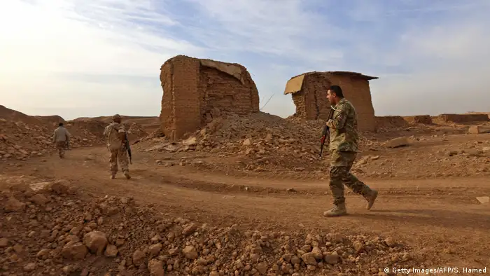 Iraqi soldiers view Nimrud ruins