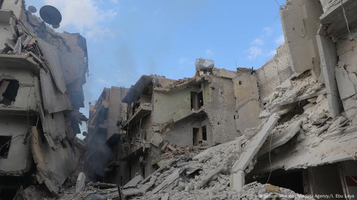 Syrien Krieg - Luftangriffe in Aleppo (picture-alliance/Anadolu Agency/I. Ebu Leys)