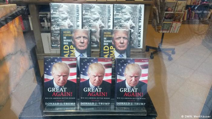 Deutschland USA Besuch Präsident Barack Obama in Berlin, Schaufenster mit TRUMP-Buch