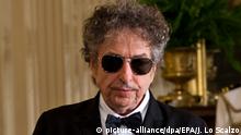 29.05.2012
ARCHIV - Der US-Rocksänger Bob Dylan steht am 29.05.2012 im Weißen Haus in Washington (USA). Der Literaturpreisträger kommt im Dezember nicht zur Preisverleihung nach Stockholm. (zu dpa Bob Dylan kommt nicht zur Nobelpreisverleihung nach Stockholm vom 16.11.2016) Foto: Jim Lo Scalzo/EPA FILE/dpa +++(c) dpa - Bildfunk+++