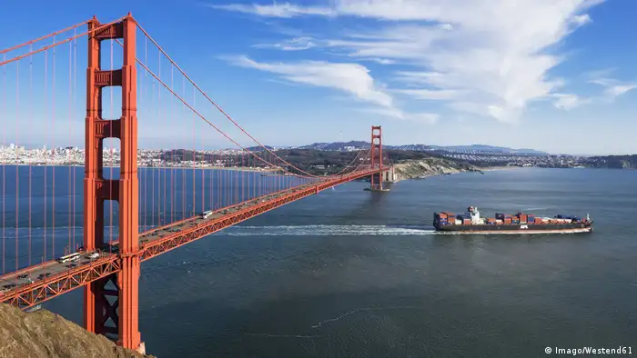 USA San Francisco Golden Gate Bridge Containerschiff (Imago/Westend61)