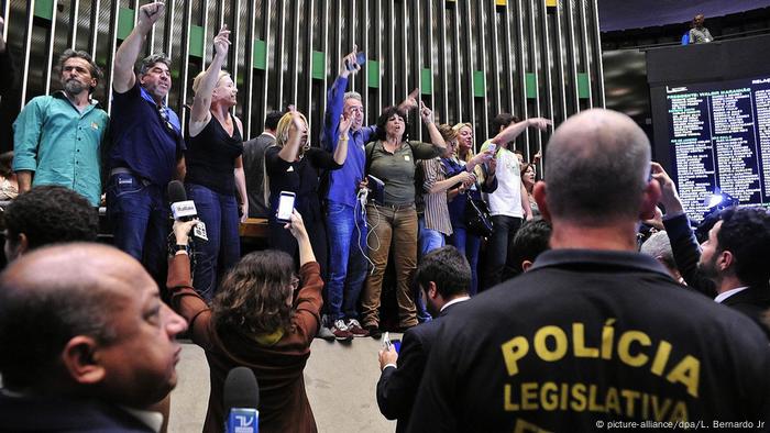 Brasilien Demonstranten dringen in Parlamentsgebäude ein (picture-alliance/dpa/L. Bernardo Jr)