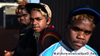 Aborigines-Jugendliche in Uluru (Foto: picture-alliance/dpa/D. Peled)
