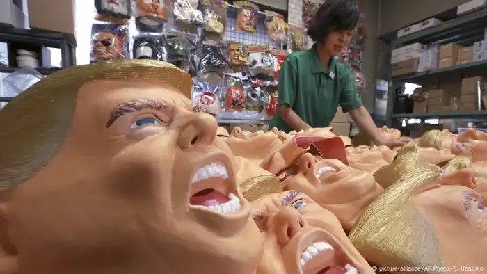 Japan Produktion von Trump Masken (picture-alliance/AP Photo/E. Hoshiko)