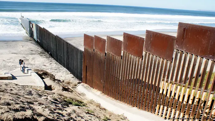 Der Grenzzaun zwischen Mexiko und den USA im Wasser. Eigentlich könnte man am Ende um den Zaun herumschwimmen, wenn man flüchten möchte. (Foto: dpa)