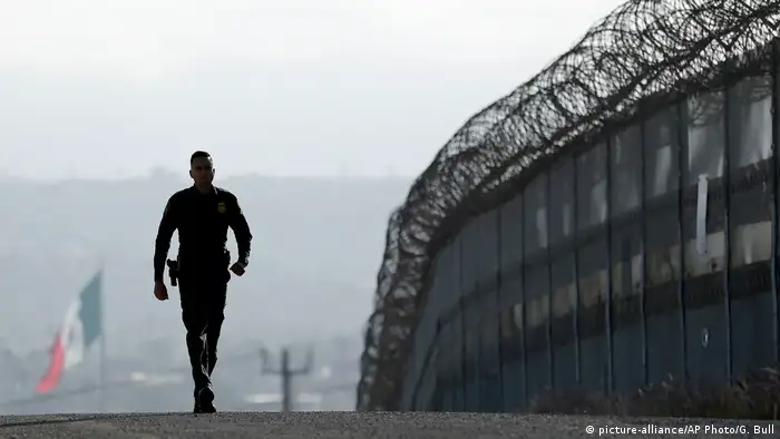 Auf der mexikanischen Seite des Grenzzauns patrouiliiert ein Sicherheitsmann. (Foto: AP)