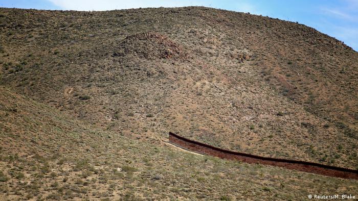 Участок границы в штате Нью-Мексико, который оставлен открытым из-за своей труднодоступности.
