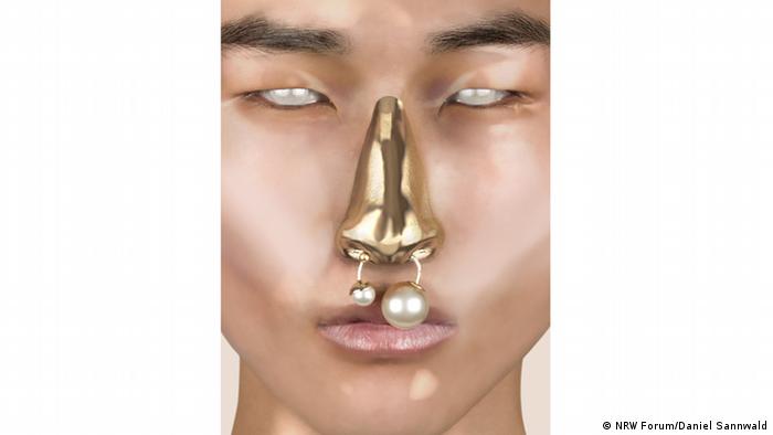 Фотограф Даніель Саннвалд дав своїй моделі Санґ Ву Кіму золотий ніс. Краса вже давно стала об'єктом одержимості. Табу вже нема - прийнятний навіть золотий ніс. Саннвалд вдягає своїх героїв як манекенів, використовуючи прикраси як другу шкіру. 