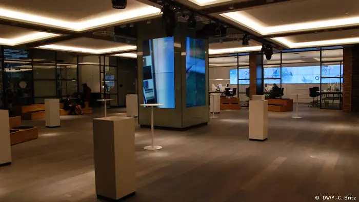 En la sala principal del Deutsche Bank usted puede encontrar consultorías y talleres. Ya no ha ventanillas, porque en estas oficinas ya no hay dinero en efectivo. 