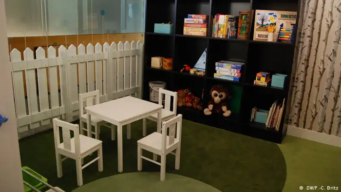 Aquí no habrá robots que cuiden a los niños de los clientes. Los pequeños podrán jugar mientras sus padres consultan al experto bancario. 