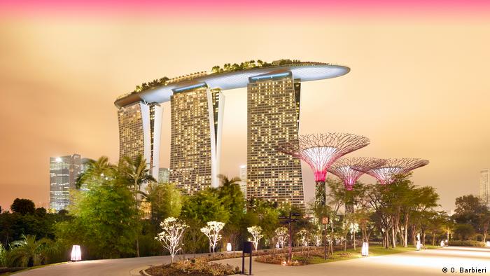 Італійський фотограф Оліво Барбієрі змушує Сінгапур сяяти. Він подорожує навколо світу і фотографує будівлі уночі. Барбієрі працює з низькою глибиною фокусу та довгим часом експозиції. Завдяки цій техніці багатоповерхівка у заможному районі Сінгапура виглядає наче намальована на комп’ютері. 