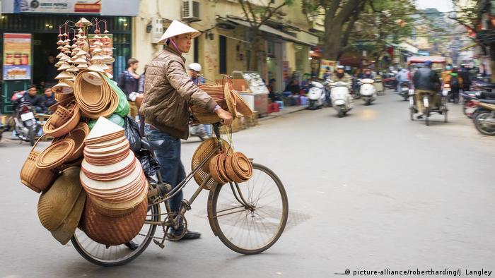 200 Jahre Fahrrad Straßenhändler in Vietnam (picture-alliance/robertharding/J. Langley)