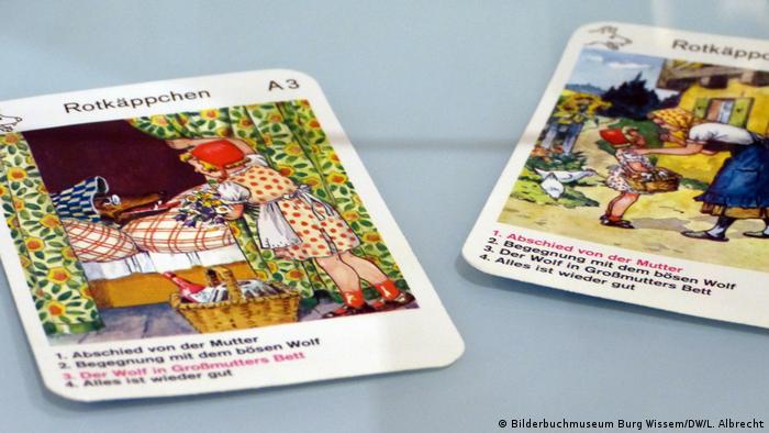 Playing cards featuring Little Red Riding Hood images (Bilderbuchmuseum Burg Wissem/DW/L. Albrecht)