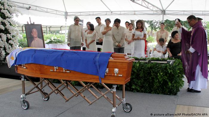 Familienmitglieder am Sarg von Ferdinand Marcos bei der Trauerzeremonie auf dem Heldenfriedhof von Manila (Foto: picture-alliance/AP Photo/OACPA HPA)