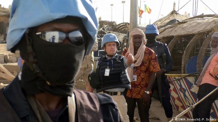 Mali Bürgermeister Sabdou Harouna Diallo mit Soldaten in Gao.