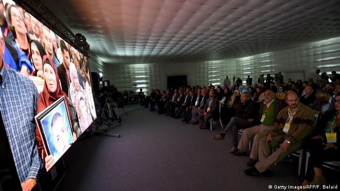 Angehörige verfolgen die Sitzung der Wahrheitskommission (Foto: Getty Images/AFP/)