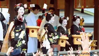 Japan Maiko-Mädchen verteilen Samen beim jährlichen Setsubun