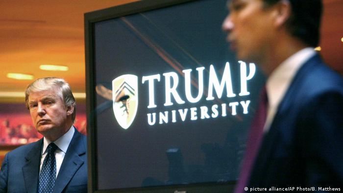 Donald Trump Universität Schild (picture alliance/AP Photo/B. Matthews)