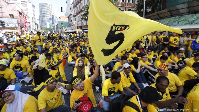 Malaysia Proteste gegen die Regierung in Kuala Lumpur (picture-alliance/AP Photo/V. Thian)