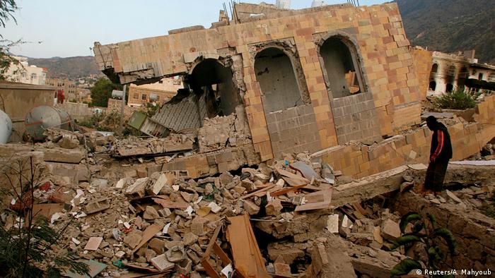Yemen Taiz Mann steht auf zerstörtem Gebäude