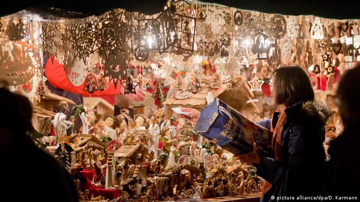 Germany Christmas market Nuremberg 2015 (picture alliance/dpa/D. Karmann)