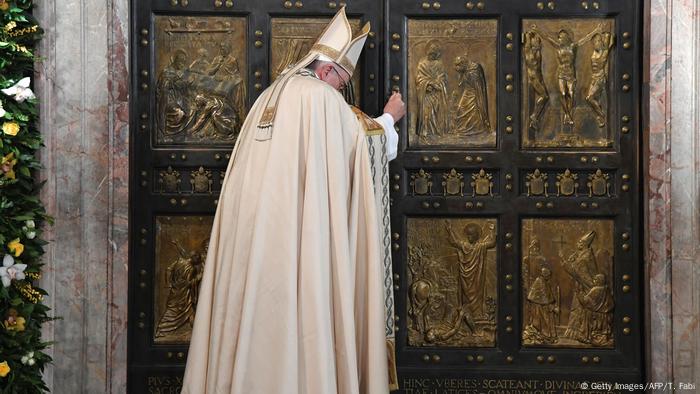 Francisco cerró la Puerta Santa de San Pedro en la basílica del Vaticano (Getty Images/AFP/T. Fabi)