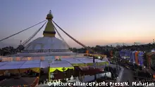 Nepal Reinigungsritual für die Bouddhanath Stupa (picture-alliance/Pacific Press/N. Maharjan)