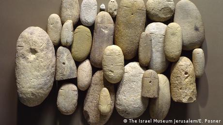 elongated stones (The Israel Museum Jerusalem/E. Posner)