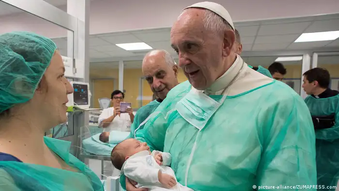 Auch als Papst behält Franziskus seine Interesse an den alltäglichen Sorgen und Nöten der Menschen bei. Er interessiert sich für Forschung und wissenschaftlichen Fortschritt, ist aufgeschlossen - wie hier bei einem Besuch in einer Intensivstation für Frühgeburten in einem römischen Krankenhaus.