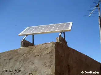 偏远乡村的太阳能发电设施