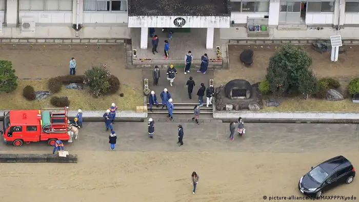 Japón levantó la alerta de tsunami que afectaba a la costa oriental de la principal isla nipona y que fue activada a raíz de un terremoto de 7,4 grados que golpeó el noreste del país y provocó olas de hasta 1,40 metros. 22.11.2016