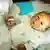 Ein Baby mit Melamin-Vergiftung wird in einer Klinik in Lanzhou behandelt (Quelle: AP)