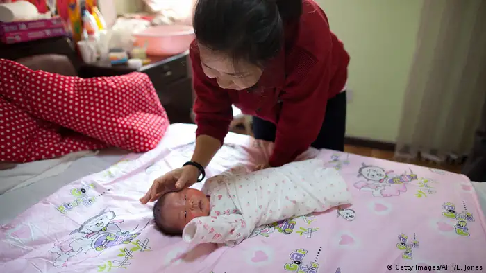 China Mutter mit Neugeborenem