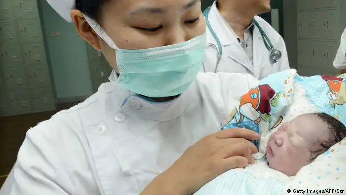 China Hebamme mit Neugeborenem 