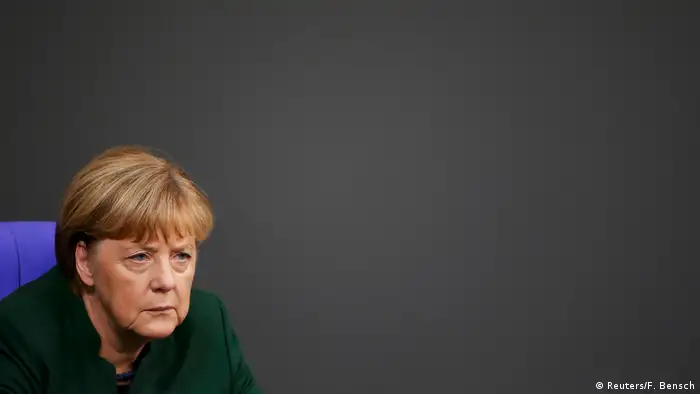 Deutschland Generaldebatte im Bundestag zum Haushalts-Etat 2017 Merkel (Reuters/F. Bensch)
