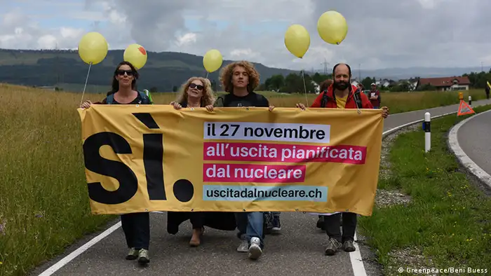 Schweiz Referendum zum Ausstieg aus der Atomkraft Demo von Atomgegnern bei Beznau
