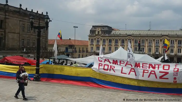 La firma del Nuevo Acuerdo de Paz de Colombia en el Teatro Colón de Bogotá será un acto sencillo en el que solo intervendrán el presidente Juan Manuel Santos y el jefe de las FARC, Rodrigo Londoño. 23.11.2016 