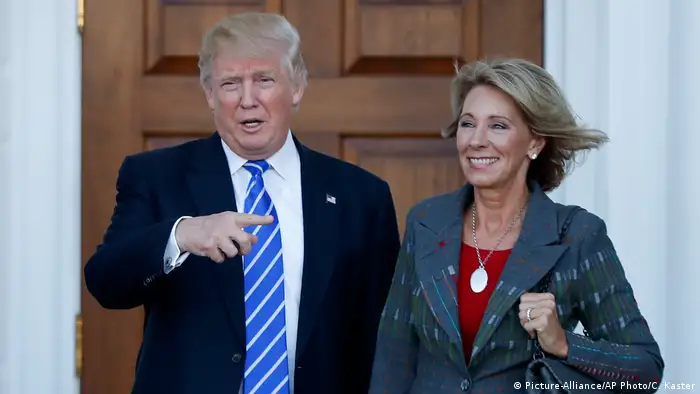USA Donald Trump und Betsy DeVos (Picture-Alliance/AP Photo/C. Kaster)