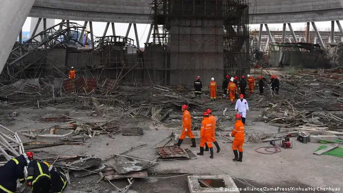 China Einsturz einer Bauplattform im Kraftwerk Fengcheng (picture-alliance/ZumaPress/Xinhua/Hu Chenhuan)