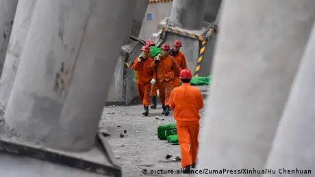 China Einsturz einer Bauplattform im Kraftwerk Fengcheng (picture-alliance/ZumaPress/Xinhua/Hu Chenhuan)