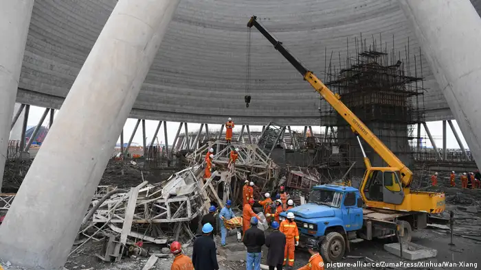 China Einsturz einer Bauplattform im Kraftwerk Fengcheng (picture-alliance/ZumaPress/Xinhua/Wan Xiang)