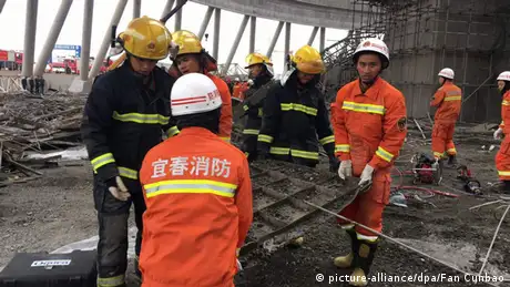 China Einsturz einer Bauplattform im Kraftwerk Fengcheng (picture-alliance/dpa/Fan Cunbao)