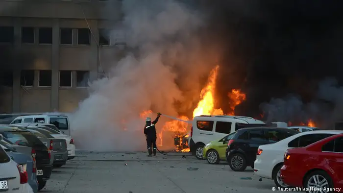 Türkei Feuerwehr Einsatz nach dem Anschlag in Adana (Reuters/Ihlas News Agency)