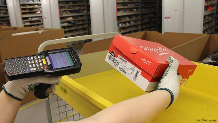Bad Hersfeld Amazon Logistikzentrum Paket scannen (DW/I. Wrede)