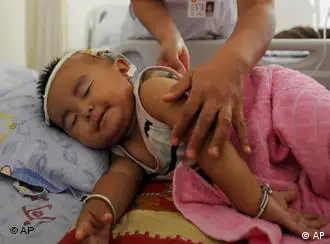 石家庄河北人民医院：护士在照顾一个生病的孩子