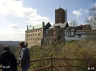 Touristen stehen vor der Wartburg in Eisenach (Foto: AP)